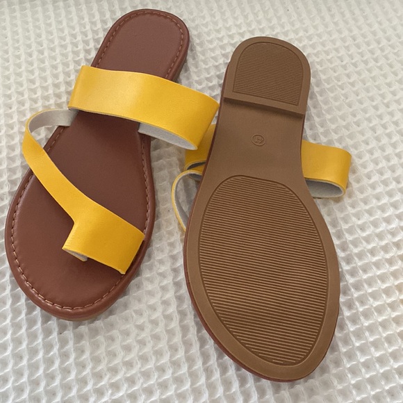 Yellow sandal - Picture 2 of 3